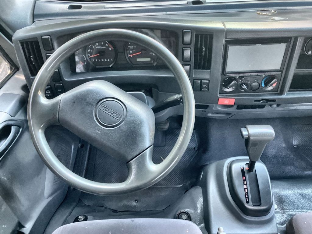 Isuzu NPR photo 3