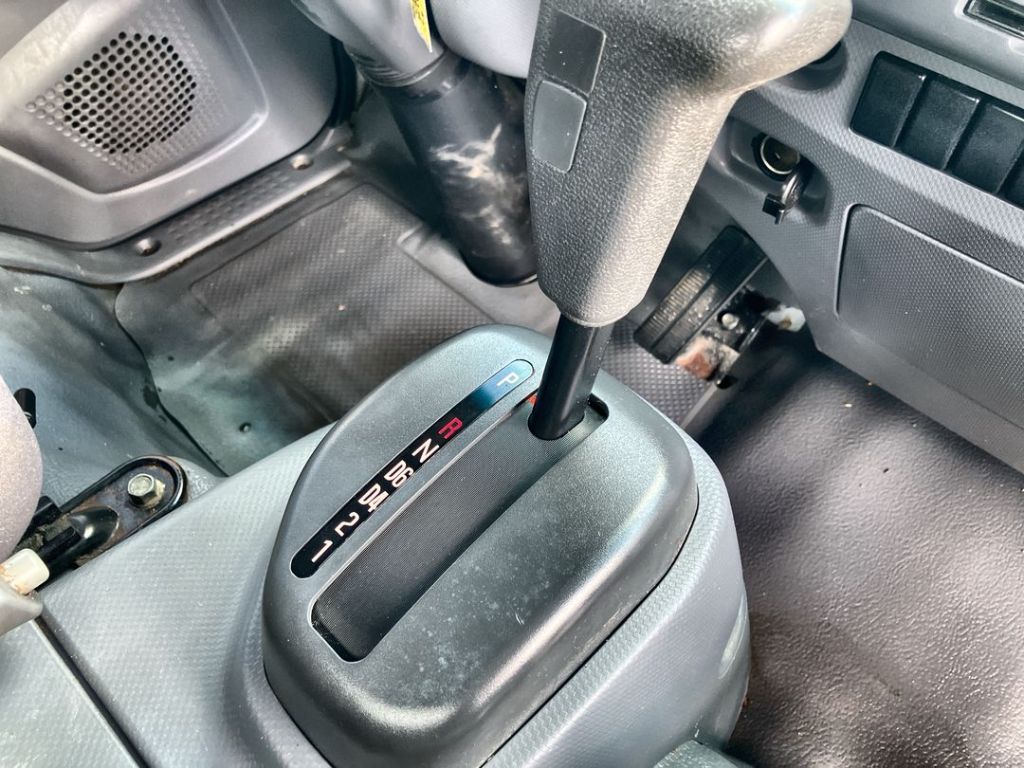 Isuzu NPR photo 4