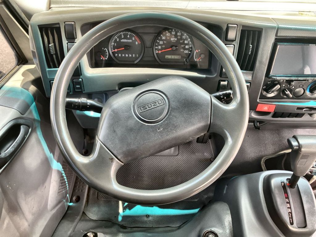 Isuzu NPR photo 2