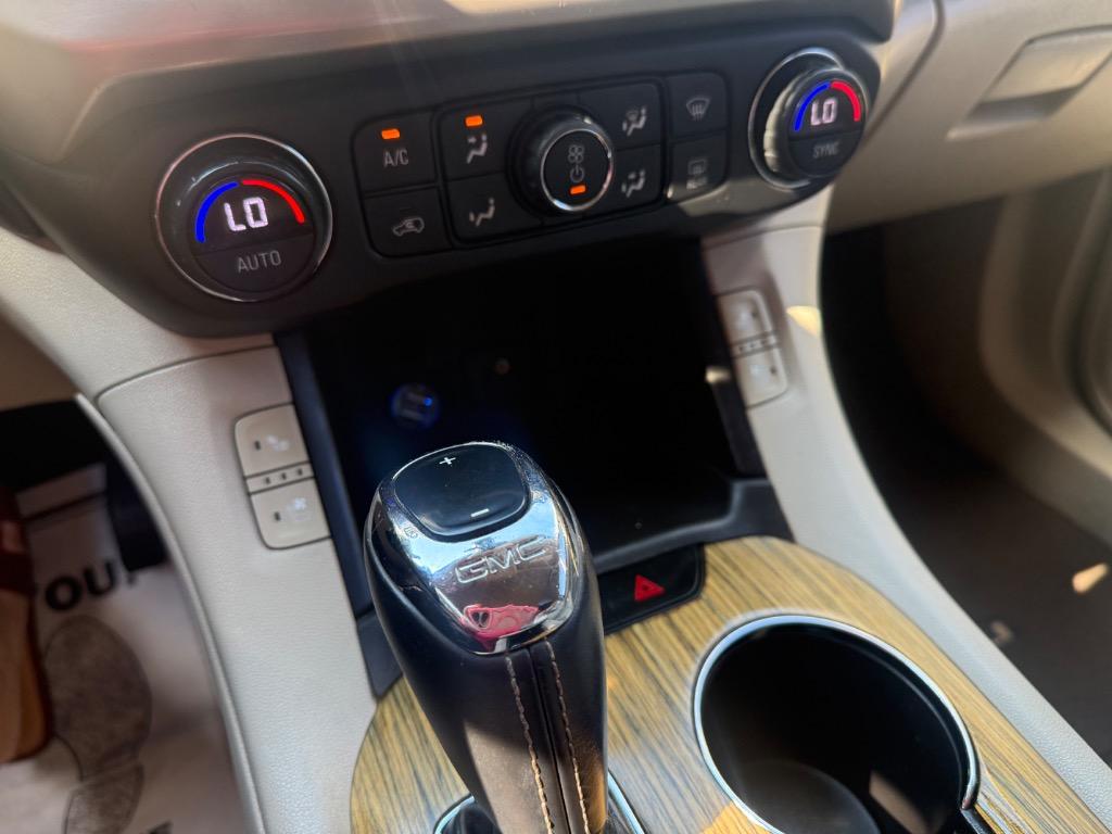 GMC Acadia photo 11