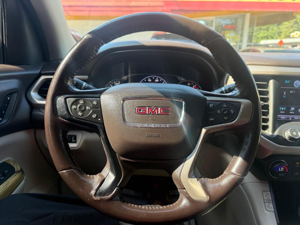 GMC Acadia photo 2