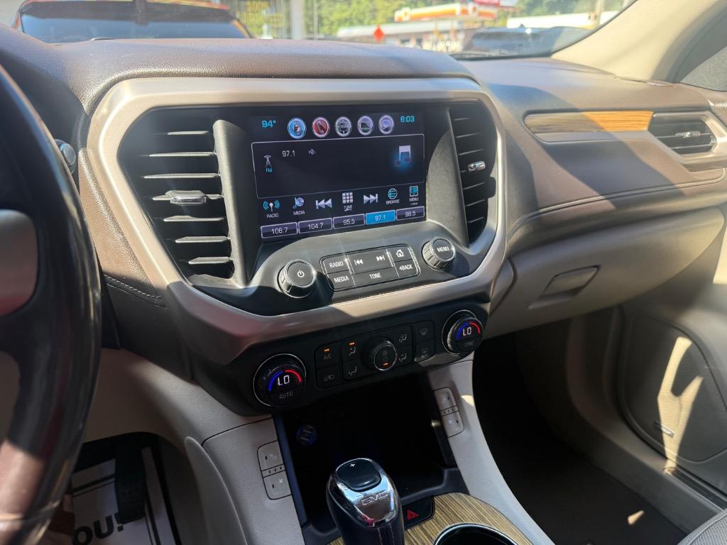 GMC Acadia photo 12