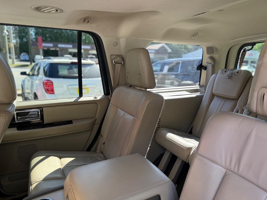 Lincoln Navigator photo 16