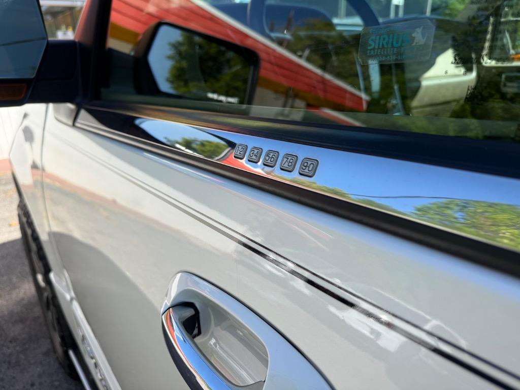 Lincoln Navigator photo 14