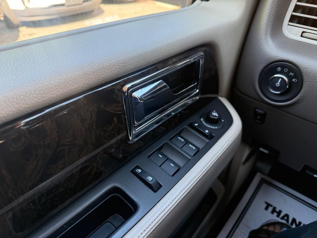 Lincoln Navigator photo 26