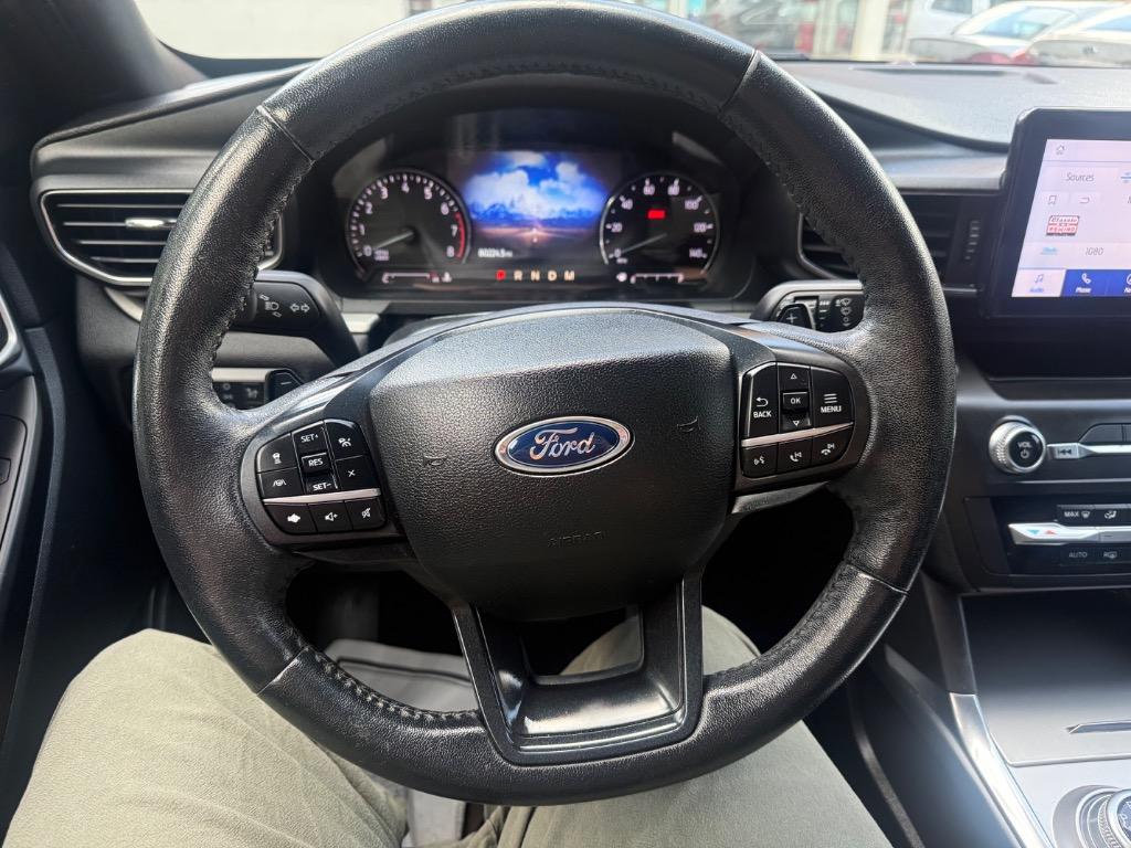 Ford Explorer photo 2