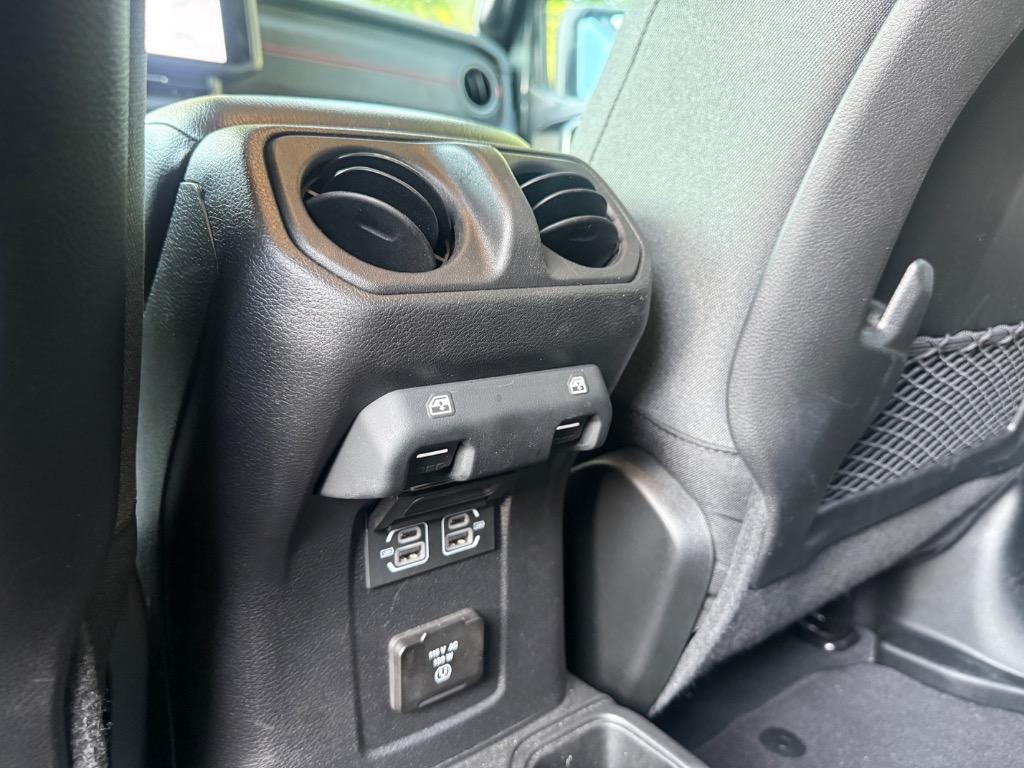 Jeep Wrangler photo 11
