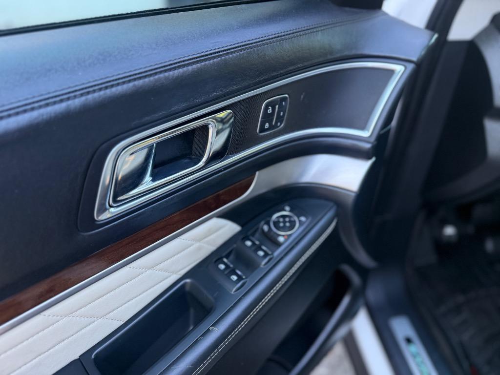 Ford Explorer photo 13