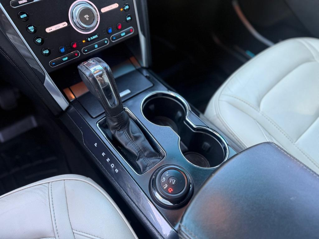Ford Explorer photo 12