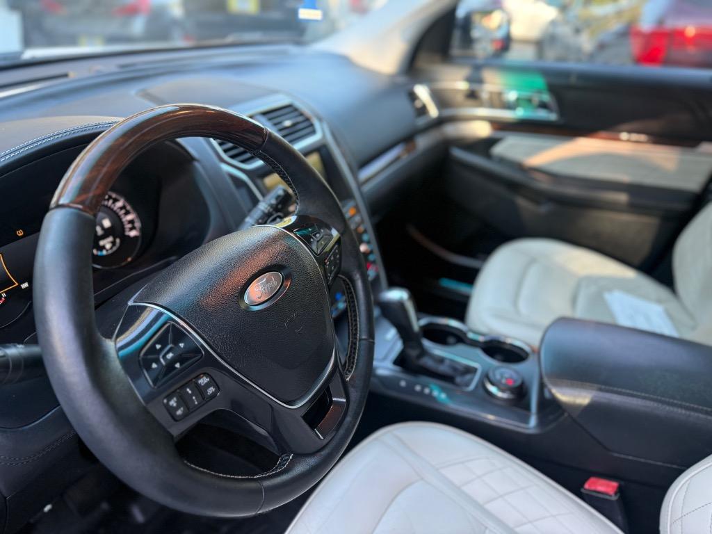 Ford Explorer photo 14