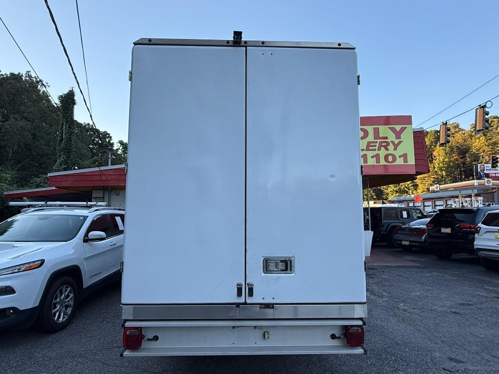 Ford Transit photo 16