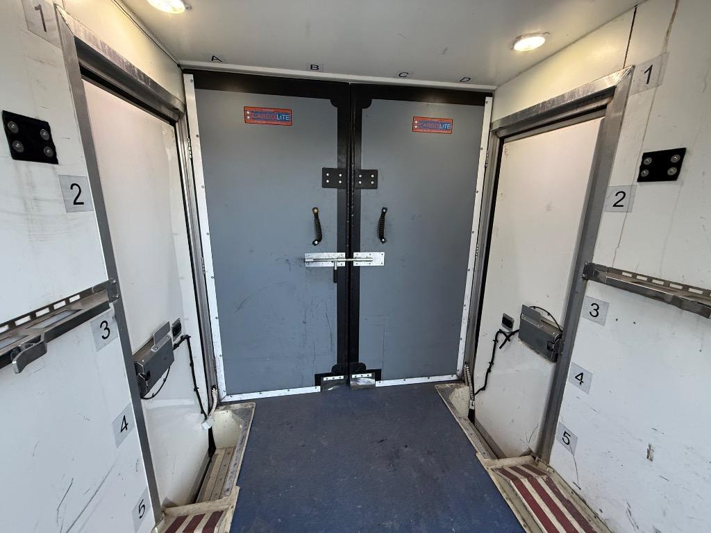 Ford Transit photo 13