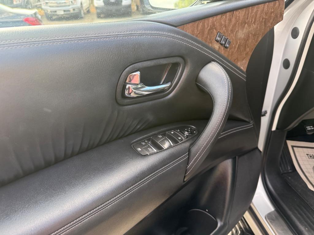 Infiniti QX80 photo 15