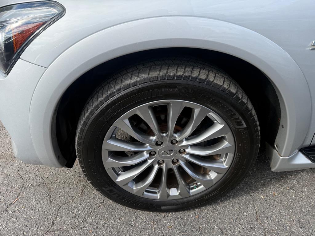 Infiniti QX80 photo 16